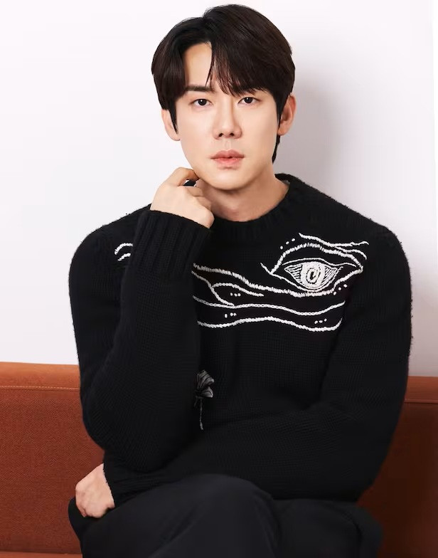 Yoo Yeon Seok bị tòa bác bỏ trong vụ khiếu nại liên quan đến quyết định truy thu thuế hàng chục tỷ won. Phía công ty quản lý cho biết vụ việc chưa khép lại. (Ảnh từ Chosun)