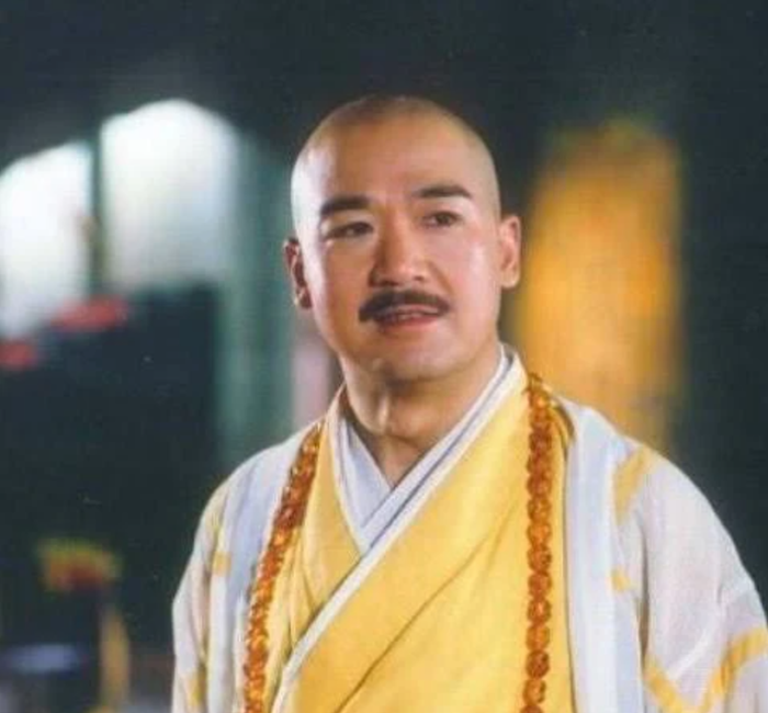 Ẩn dưới danh xưng tăng nhân Viên Chân của chùa Thiếu Lâm, Thành Côn che giấu dã tâm cùng mối hận thù muốn tiêu diệt Minh Giáo. Ảnh: NSX