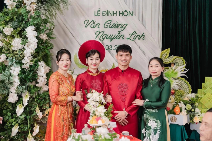 Cầu thủ Hồ Văn Cường bên cạnh bà xã Nguyễn Linh.