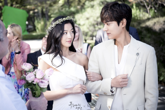 Tên lừa đảo Heo Joon Jae (Lee Min Ho) đem lòng yêu nàng tiên cá Shim Cheong (Jun Ji Hyun), cô gái hoàn toàn không hiểu các quy tắc giao tiếp của con người. Chính vì vậy, mỗi khi có người đàn ông vô tình tiếp cận Shim Cheong, Joon Jae lại không thể giấu nổi sự ghen tuông. Mối nhân duyên từ kiếp trước càng khiến câu chuyện tình của họ thêm sâu sắc và nhiều cảm xúc. Lee Min Ho khắc họa hoàn hảo hình ảnh chàng trai hay ghen nhưng vẫn vô cùng ấm áp, khiến nhân vật trở nên vừa đáng yêu vừa lãng mạn.