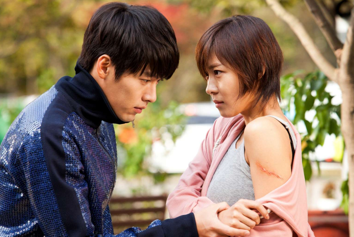 Kim Joo Won (Hyun Bin) là chủ tịch trung tâm thương mại giàu có, điển trai nhưng kiêu ngạo và cầu toàn. Mọi chuyện thay đổi khi anh gặp nữ diễn viên đóng thế Gil Ra Im (Ha Ji Won). Ban đầu cả hai liên tục cãi vã, nhưng sau biến cố hoán đổi thân xác, Joo Won mới nhận ra mình yêu và ghen với Ra Im nhiều đến mức nào, đặc biệt khi có những người đàn ông khác xuất hiện bên cạnh cô. Là một trong những bộ phim kinh điển của làn sóng Hallyu, Secret Garden gây ấn tượng với cốt truyện hoán đổi thân xác độc đáo, phản ứng hóa học bùng nổ giữa Hyun Bin và Ha Ji Won cùng hành trình từ kiêu ngạo đến hết lòng vì tình yêu của nam chính.