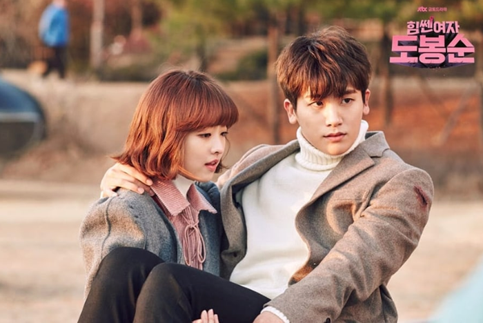 Ahn Min Hyuk (Park Hyung Sik), CEO của một công ty game, thuê cô gái sở hữu sức mạnh phi thường Do Bong Soon (Park Bo Young) làm vệ sĩ. Kể từ đó, anh gần như không thể chịu nổi bất kỳ người đàn ông nào chỉ cần nhìn Bong Soon quá lâu, đặc biệt là người bạn thanh mai trúc mã của cô - thám tử Guk Doo (Ji Soo). Cũng dễ hiểu khi Min Hyuk ghen, bởi anh đã thầm yêu Bong Soon, trong khi cô lại dành chút tình cảm cho Guk Doo. Sự ghen tuông của Min Hyuk vừa ồn ào, trẻ con, vừa diễn ra liên tục nhưng luôn được khai thác theo hướng hài hước thay vì tiêu cực. Chính điều đó khiến nhân vật trở nên vô cùng đáng yêu. Bộ phim ghi điểm nhờ phản ứng hóa học ngọt ngào của cặp đôi chính, khả năng diễn hài duyên dáng của Park Bo Young và nét 'dỗi hờn' rất cuốn hút của Park Hyung Sik.