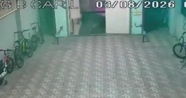 Kinh hoàng tài xế lái ô tô lao thẳng xuống hố thang máy đang mở, rơi từ độ cao hơn 7 mét Ảnh 2