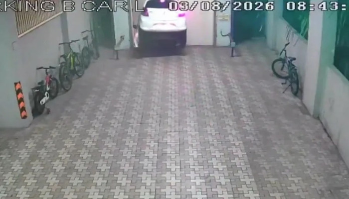 Kinh hoàng tài xế lái ô tô lao thẳng xuống hố thang máy đang mở, rơi từ độ cao hơn 7 mét Ảnh 1