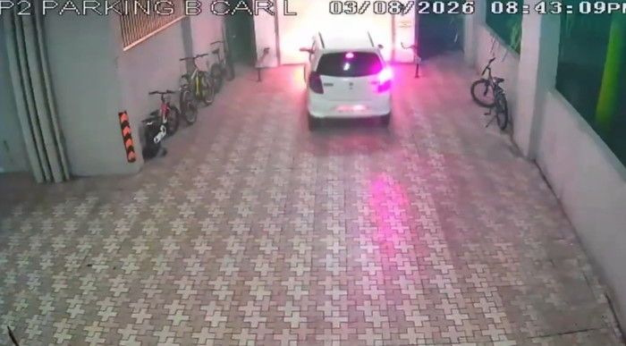Kinh hoàng tài xế lái ô tô lao thẳng xuống hố thang máy đang mở, rơi từ độ cao hơn 7 mét Ảnh 3
