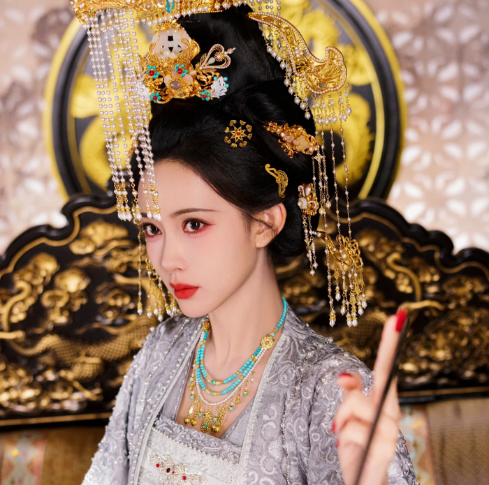 Mạnh Tử Nghĩa tiếp tục ghi điểm nhờ nhan sắc nổi bật trong Thượng Công Chúa. Để phù hợp với hình tượng mỹ nhân thời Đường, nữ diễn viên tăng khoảng 4,5 kg (9 cân Trung Quốc), đồng thời học cưỡi ngựa và luyện kiếm. Tạo hình váy tím của cô nhanh chóng nhận hơn 200.000 lượt yêu thích, trong khi bộ trang phục trắng đội mịch ly cũng được khen bám sát mỹ học thời Đường. Trong phim, Mạnh Tử Nghĩa sẽ khắc họa hành trình từ một công chúa phải đi hòa thân trở thành người phụ nữ bản lĩnh, giỏi mưu lược.