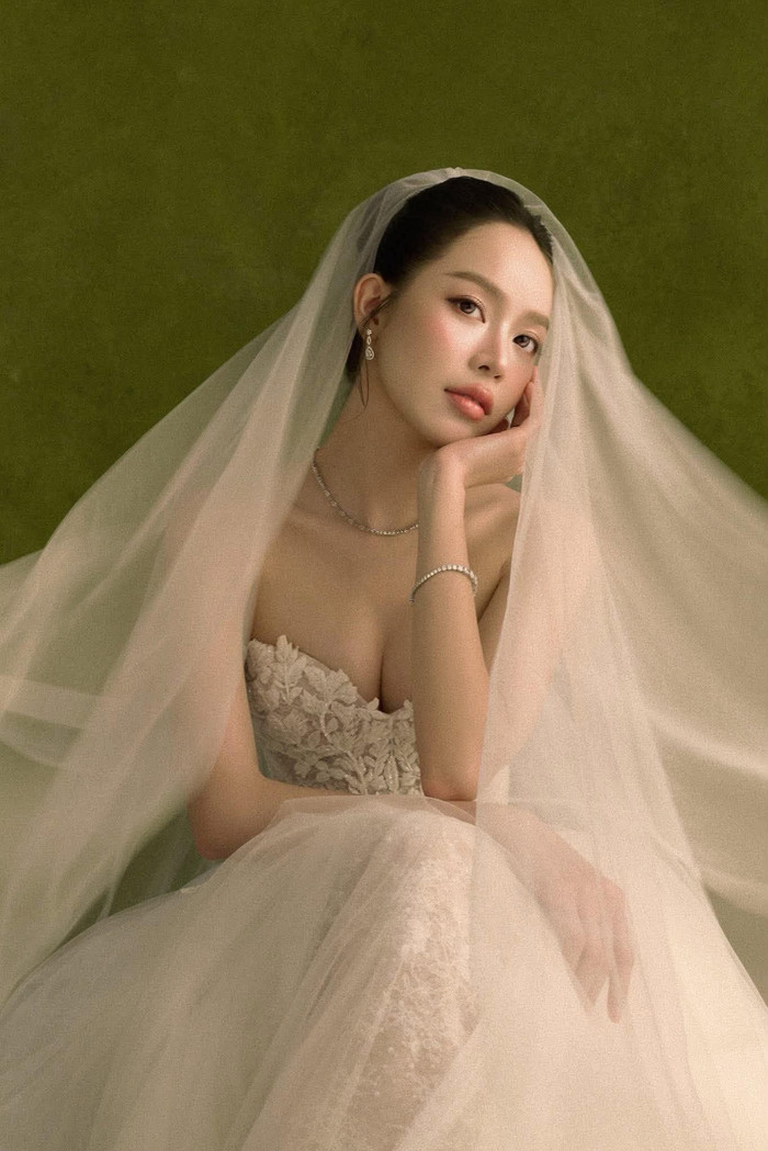Hoa hậu Thanh Thủy gây ấn tượng khi mặc váy cưới.
