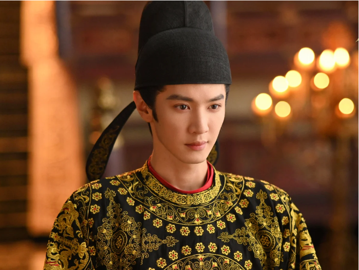 Sau thành công của Vụng Trộm Không Thể Giấu và Phượng Tùy Ca, Trần Triết Viễn tiếp tục thử sức với vai diễn mới mẻ. Anh vào vai Anh Quả - vị hoàng đế có vẻ ngoài ôn hòa nhưng nội tâm khó lường. Điểm nhấn của nhân vật là đôi mắt dị sắc, tạo nên vẻ bí ẩn đặc biệt. Tạo hình chiến bào xanh đậm cùng vương miện vàng giúp Trần Triết Viễn toát lên khí chất lạnh lùng, cao quý. Diễn xuất bằng ánh mắt, những cảnh hành động và phần thoại của nam diễn viên đều nhận được nhiều lời khen.