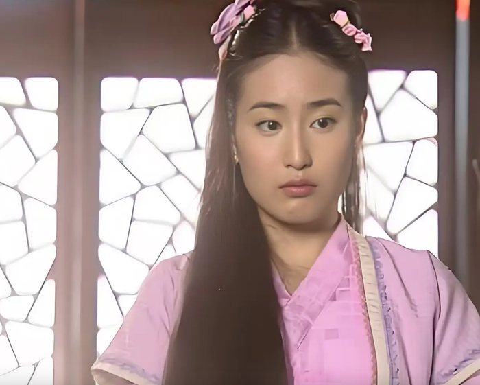 Dương Bất Hối, người đẹp duy nhất không hề xao xuyến trước Trương Vô Kỵ dù được hết lòng cưu mang. Ảnh: Sohu