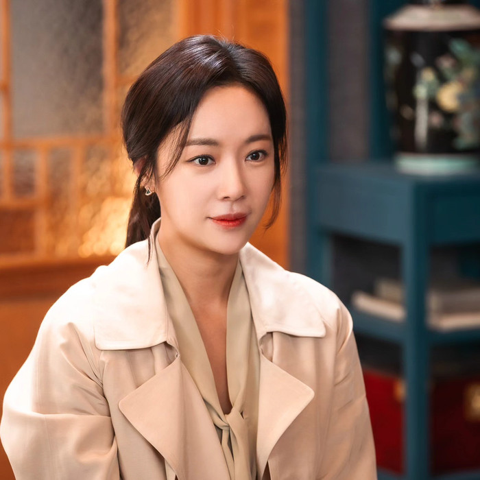 Hwang Jung Eum phản ứng lúng túng trong vài giây khi đồng nghiệp nhắc lại chồng cũ của cô. (Ảnh &nbsp;IGNV)