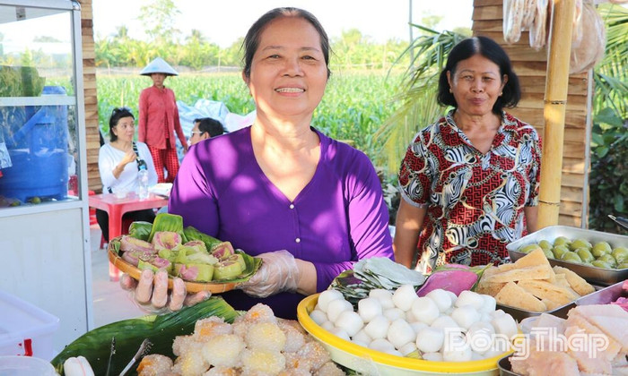 Nụ cười hiền hậu, hiếu khách của bà con Đồng Tháp. Ảnh: báo Đồng Tháp