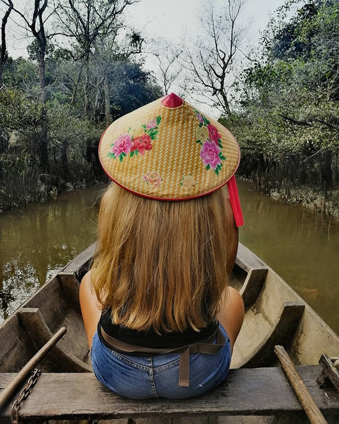Du khách được người dân chèo ghe tam bản len lõi qua những con rạch. Ảnh: ivivu&nbsp;