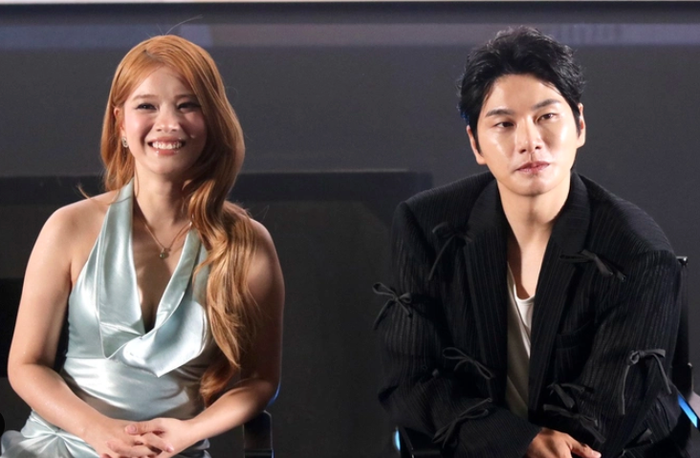 Lee Yi Kyung gây ấn tượng khi rũ bỏ hình tượng hài hước quen thuộc để thử sức với vai diễn giàu nội tâm trong Mẹ oi, về nhà.