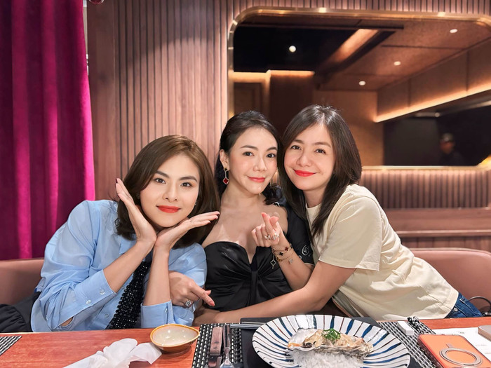 Vân Trang hội ngộ đồng nghiệp thân thiết.