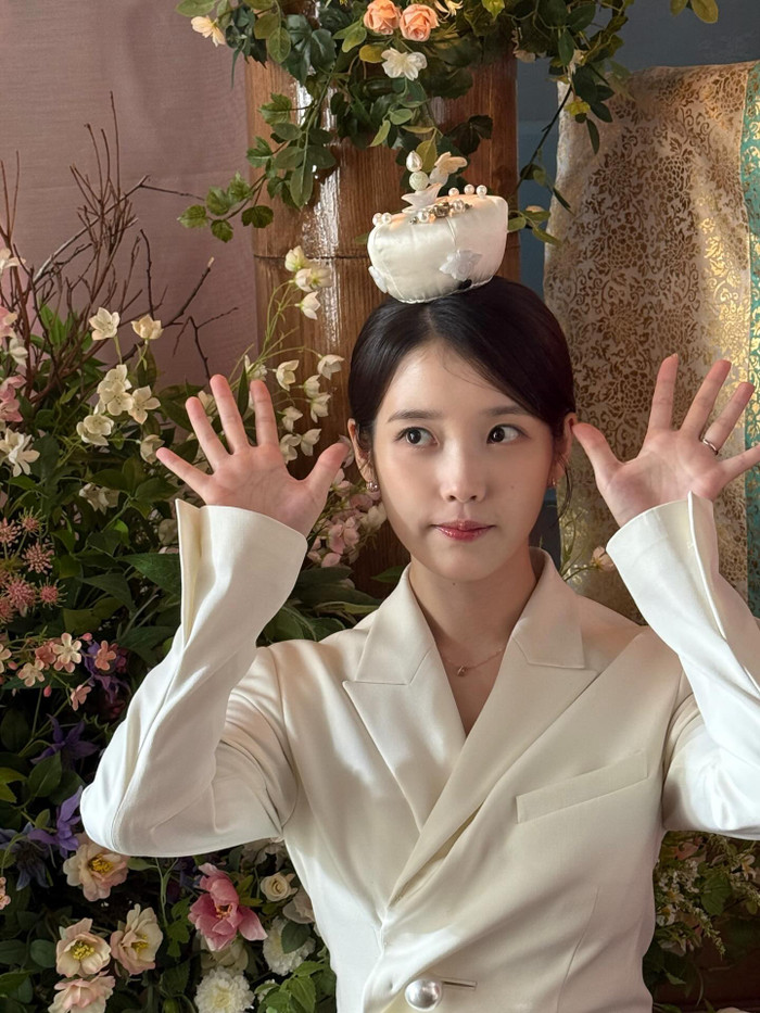 IU duy trì năng lượng lạc quan dù vừa chia tay, cũng như trải qua vấn đề sức khỏe.&nbsp;