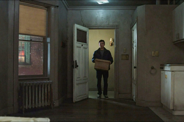 Peter Parker bắt đầu cuộc sống mới trong cô độc sau khi không còn ai nhớ đến danh tính của mình.