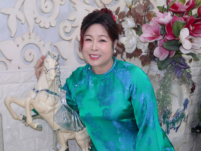 NSND Hồng Vân dành hơn 40 năm để giữ lửa sân khấu và xây dựng vị trí trong lòng đồng nghiệp. Ảnh: FBNV.