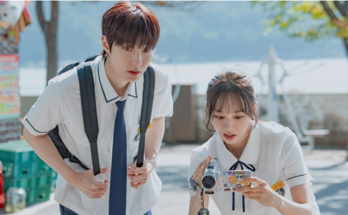 Giấc Mơ Trao Em là bộ phim tình cảm chữa lành với sự kết hợp của Hwang In Yeop và Lee Hye Ri. Phim kể về Woo Su Bin và Ju Yi Jae - hai mối tình đầu từng cùng nuôi giấc mơ làm điện ảnh nhưng phải chia xa vì biến cố cuộc sống. Mười lăm năm sau, cả hai gặp lại khi một người đã trở thành đạo diễn nổi tiếng, người còn lại là phóng viên. Cuộc hội ngộ mở ra hành trình hàn gắn những tiếc nuối tuổi trẻ, mang đến nhiều cảm xúc cho khán giả yêu thích những câu chuyện về thanh xuân và cơ hội thứ hai.