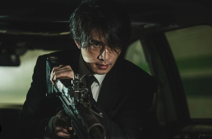 Lee Dong Wook tái xuất mạnh mẽ với vai Jung Jin Man trong Cửa Hàng Sát Thủ 2, ghi điểm nhờ những pha hành động và diễn xuất nội tâm.