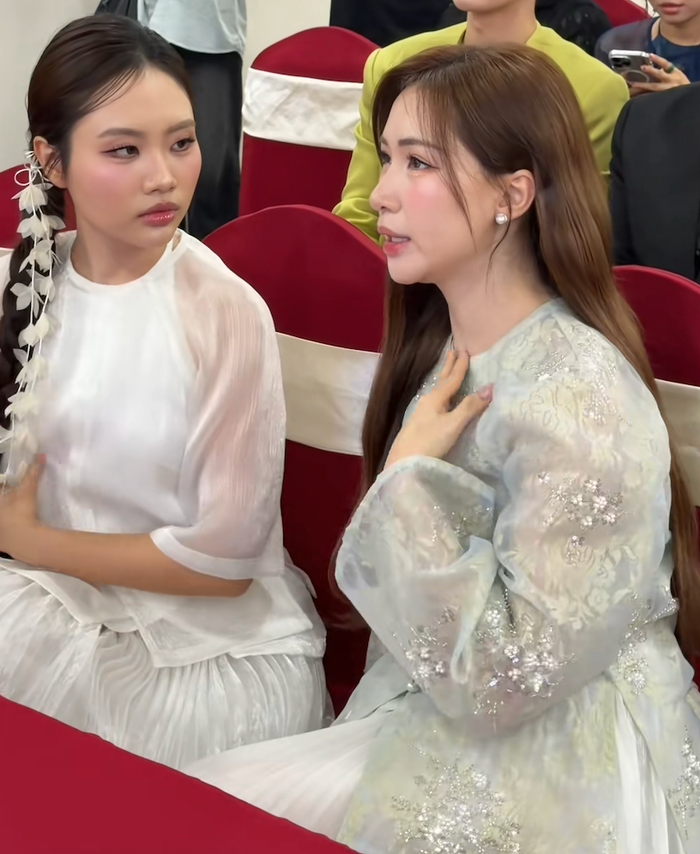 Hòa Minzy vui vẻ trò chuyện với Phương Mỹ Chi trong một lần tham gia sự kiện. Ảnh: nguyenminhcong.official