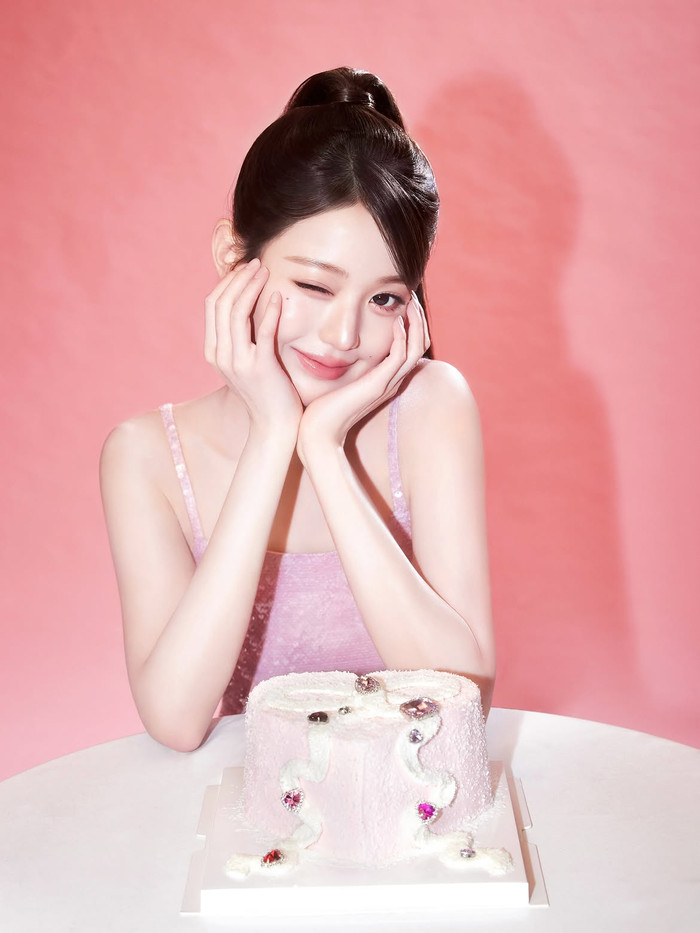 Jang Won Young tạo dáng nhí nhảnh trong loạt hình mới nhất. Ảnh: IGNV