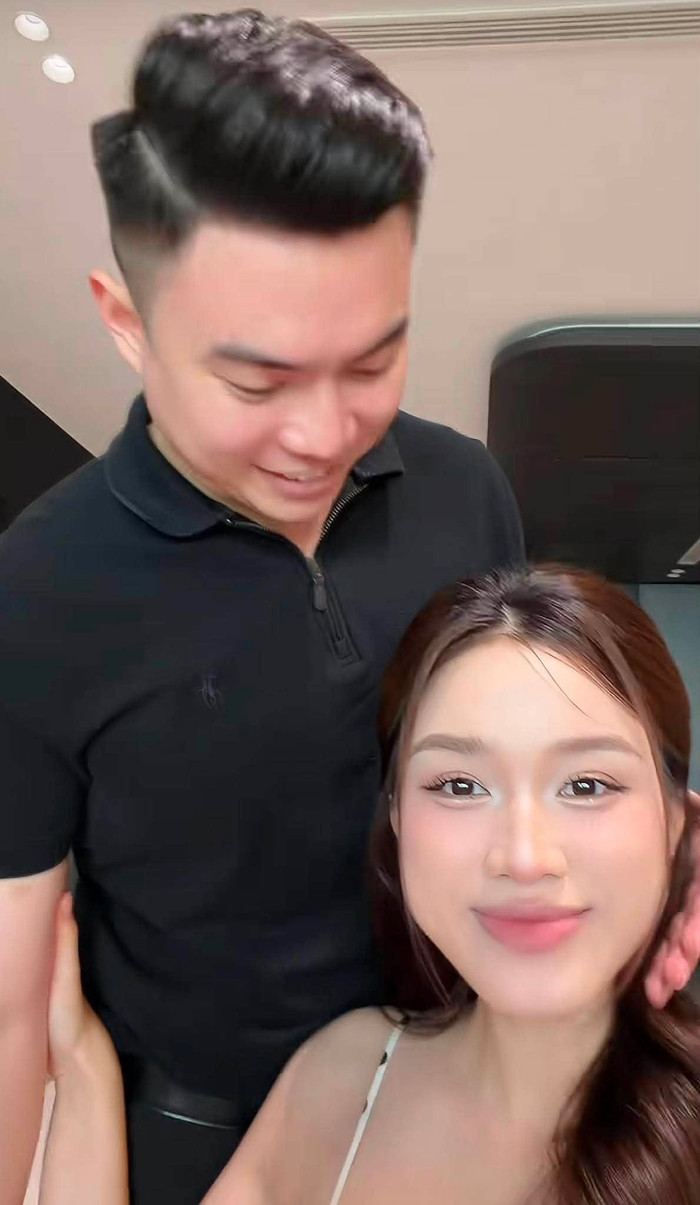 Hành động nựng yêu của chồng dành cho Đỗ Thị Hà khiến nhiều người thích thú, yêu mến hôn nhân của cặp đôi.