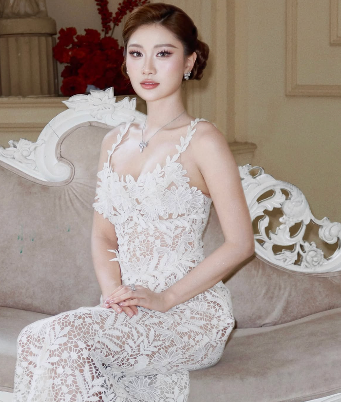 Phương Linh diện váy ren khoe sắc vóc quyến rũ. Ảnh: IGNV