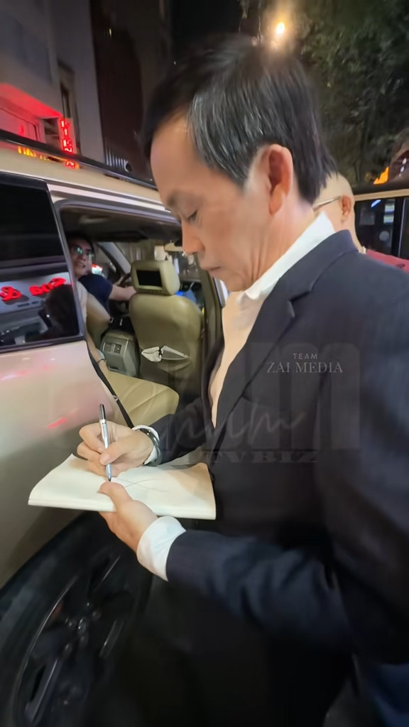 NSƯT Hoài Linh tranh thủ ký tặng khán giả. (Ảnh chụp màn hình TikTok Lật Tung Vbiz)