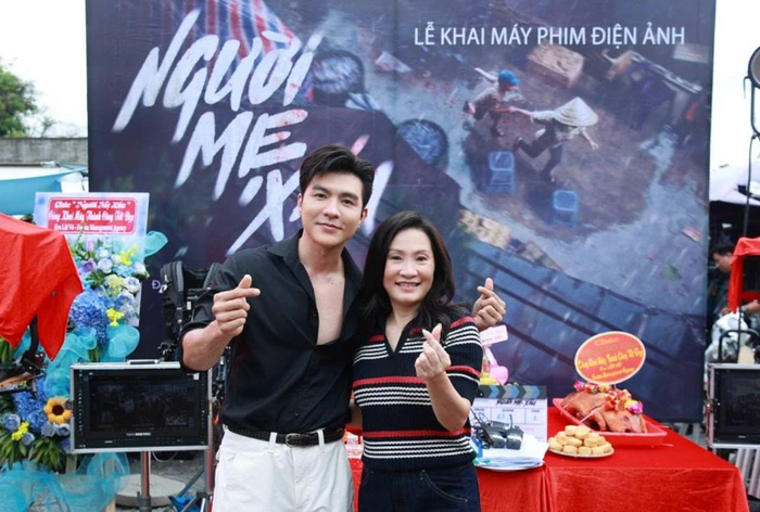 Nghệ sĩ Hồng Đào và Steven Nguyễn trong ngày khai máy phim 'Người mẹ xấu'.
