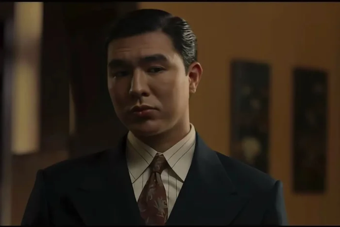Steven Nguyễn gây chú ý với tạo hình ký giả Hồ Đắc trong trailer đầu tiên của Hoàng Hậu Cuối Cùng. Ảnh: NSX.