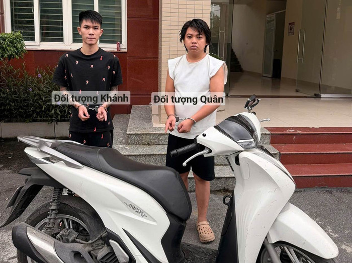 2 đối tượng và tang vật vụ án. Ảnh: Cổng TTĐT Công an TP Hà Nội&nbsp;