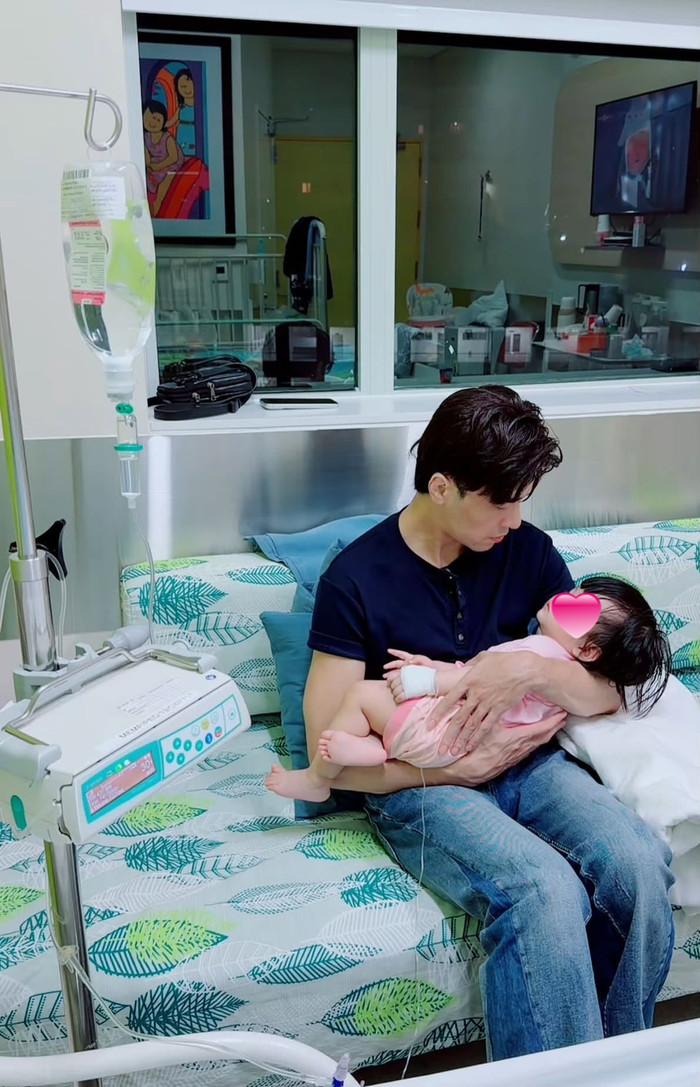 Diễn viên Phương Hằng cho biết con gái đang nhập viện nên gia đình phải tạm hoãn lịch tổ chức sinh nhật của con.&nbsp;