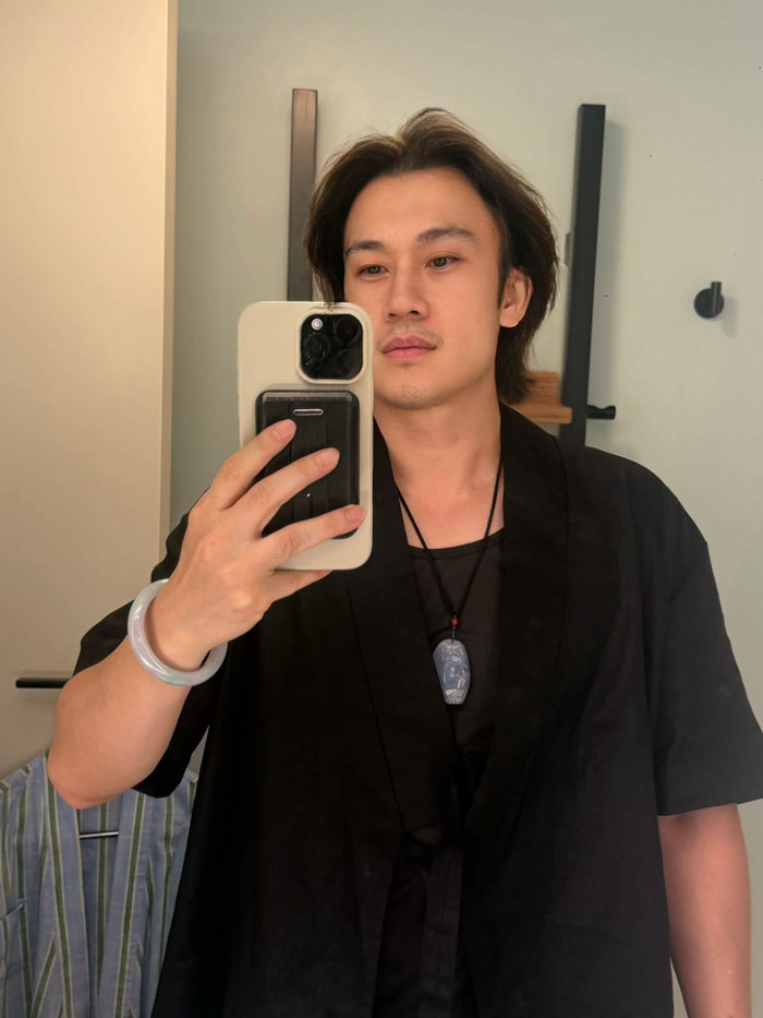 Ca sĩ Dương Triệu Vũ tái hiện hình ảnh của Hoài Linh cách đây hơn 20 năm.