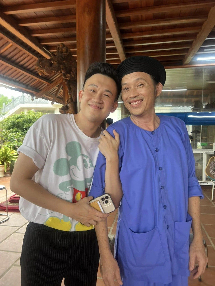 Hoài Linh và Dương Triệu Vũ đều là những nghệ sĩ nổi tiếng của làng giải trí Việt suốt nhiều năm qua.