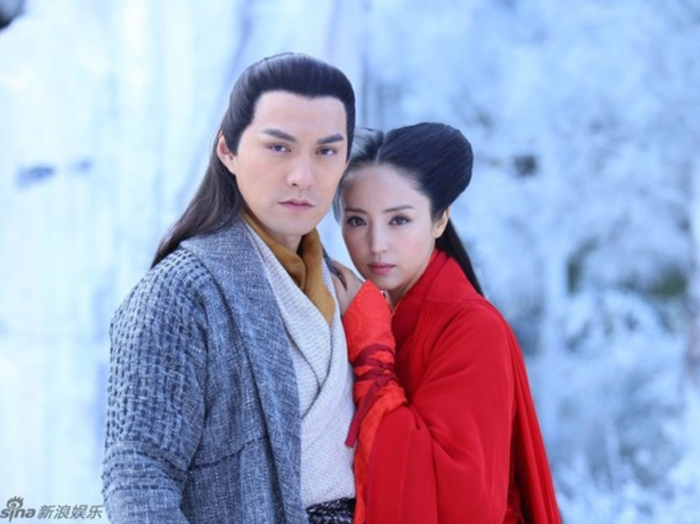 Vương Trùng Dương và Lâm Triều Anh là hai cao thủ võ lâm có tình cảm sâu sắc nhưng cuối cùng vẫn bỏ lỡ nhau. Vương Trùng Dương dành nhiều tâm sức cho đại nghiệp và việc chống quân Kim, trong khi Lâm Triều Anh là người có cá tính mạnh, lòng tự trọng cao và không dễ dàng nhượng bộ. Những bất đồng giữa hai người khiến tình cảm không thể chuyển thành một mối quan hệ trọn vẹn. Sau một cuộc so tài liên quan đến võ học và tình cảm, Lâm Triều Anh lựa chọn sống trong Hoạt Tử Nhân Mộ, còn Vương Trùng Dương sáng lập Toàn Chân Giáo. Hai người ở rất gần nhau nhưng vẫn giữ khoảng cách, để rồi mỗi người đi hết cuộc đời trên con đường riêng. Bi kịch của họ không nằm ở một biến cố quá dữ dội, mà ở việc hai người có tình cảm nhưng không ai chịu bước qua lòng tự tôn để giữ lấy hạnh phúc.
