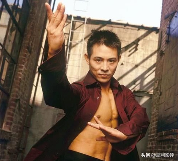 Trước khi trở thành diễn viên, Lý Liên Kiệt từng là nhà vô địch Wushu toàn quốc Trung Quốc nhiều năm liên tiếp. Chính nền tảng võ thuật chuyên nghiệp đã giúp ông tạo nên những màn biểu diễn đẹp mắt trên màn ảnh. Tên tuổi của Lý Liên Kiệt gắn liền với các bộ phim nổi tiếng như Hoàng Phi Hồng, Phương Thế Ngọc, Tinh Võ Anh Hùng, Hoắc Nguyên Giáp, Anh Hùng... Không chỉ thành công tại châu Á, ông còn ghi dấu ấn ở Hollywood với nhiều bộ phim hành động đình đám như Romeo Must Die, The One và The Expendables.