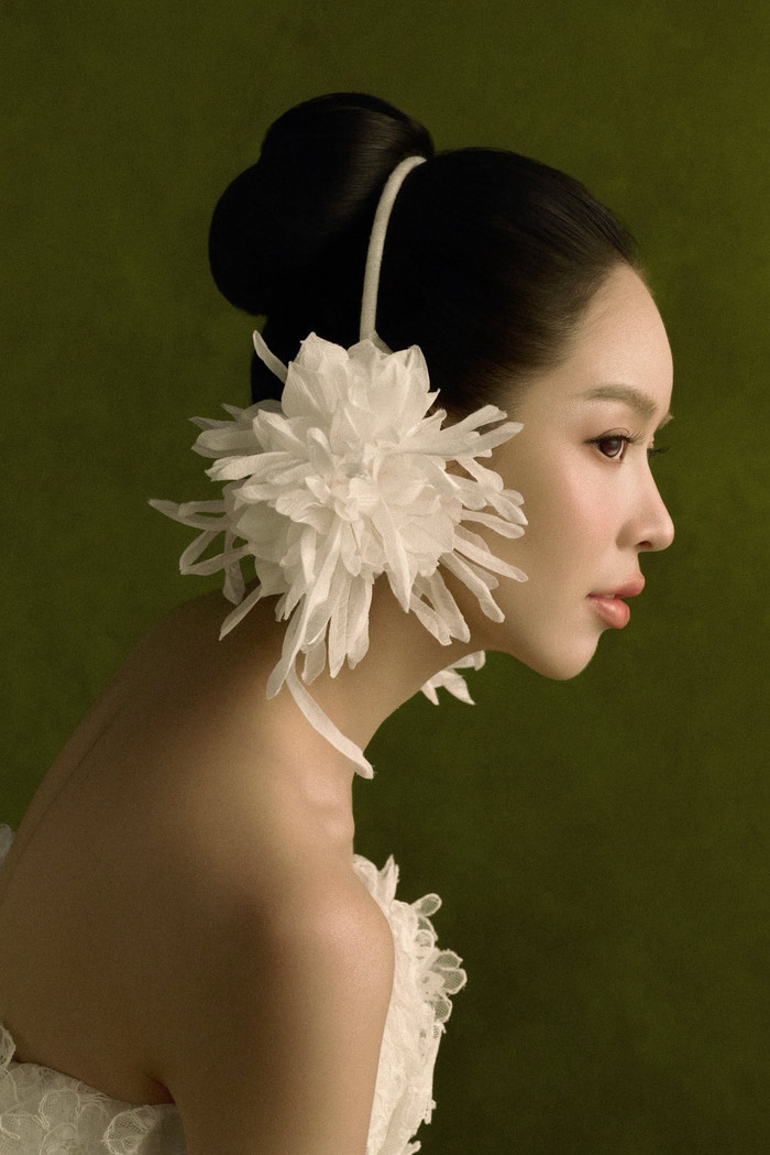 Hoa hậu Thanh Thủy được nhận xét ngày càng đẹp cuốn hút.