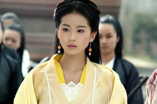 Hoàng Sam nữ tử gây ấn tượng mạnh khi dễ dàng áp chế Chu Chỉ Nhược bằng võ học Cửu Âm Chân Kinh chính thống. Ảnh: Sohu.