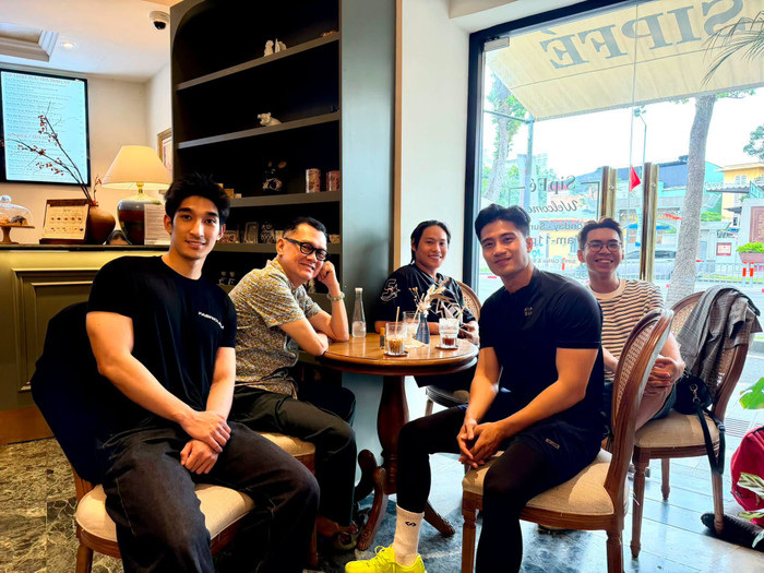 NSƯT Hữu Châu thường xuyên đăng tải những hình ảnh đời thường cùng nhiều học trò của nam nghệ sĩ. Ảnh: FBNV