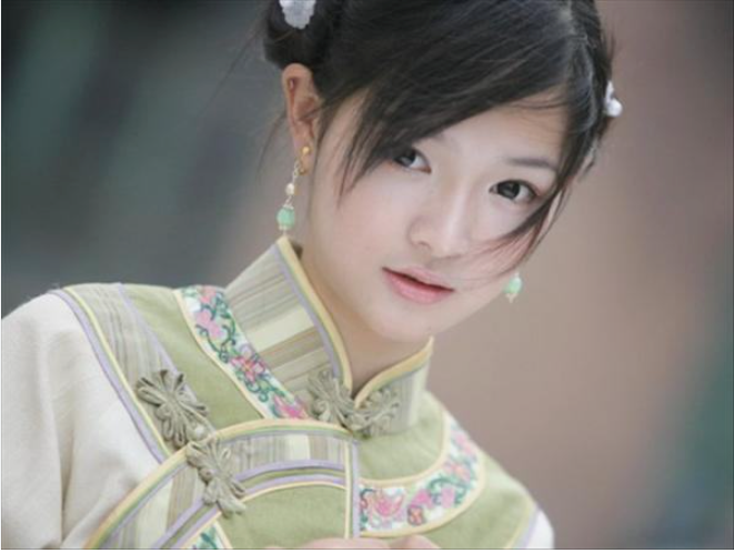 Song Nhi không giỏi võ nghệ nhưng được sinh ra trong gia đình có truyền thống võ lược, nàng vẫn đủ sức để tự bảo vệ mình và cả Vi Tiểu Bảo.