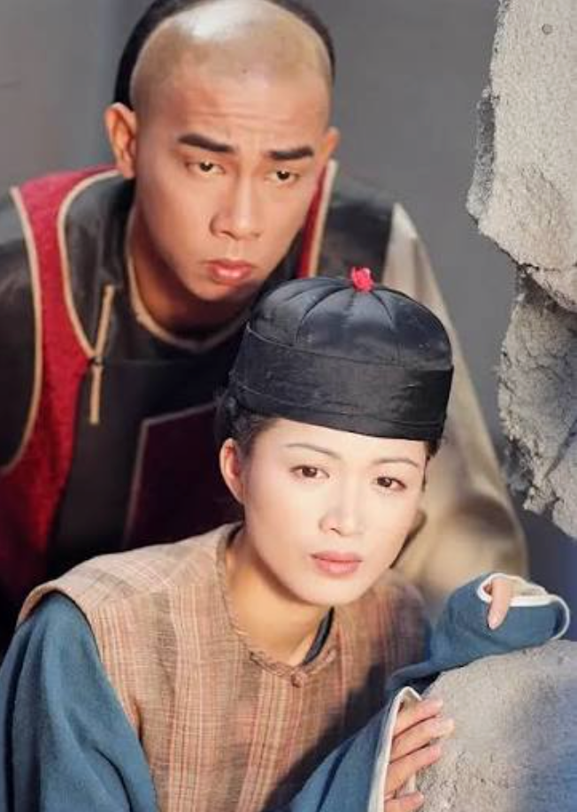 Song Nhi nhiều lần liều mình đi cứu Vi Tiểu Bảo, nàng là người vợ đồng hành cùng ông trong những lúc khó khăn nhất.