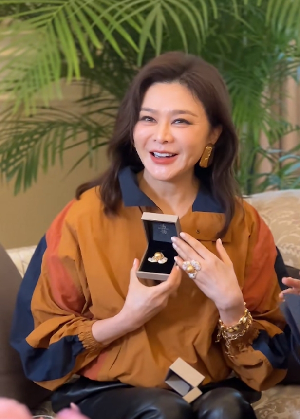 Sau khi rời xa màn ảnh, Quan Chi Lâm duy trì cuộc sống kín tiếng và hiếm khi chia sẻ về chuyện tình cảm cá nhân.