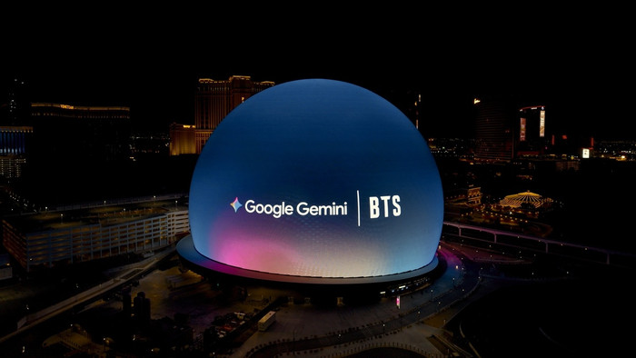 Hình ảnh giới thiệu chiến dịch hợp tác giữa Google Gemini và BTS được trình chiếu trên mặt ngoài của Sphere tại Las Vegas.