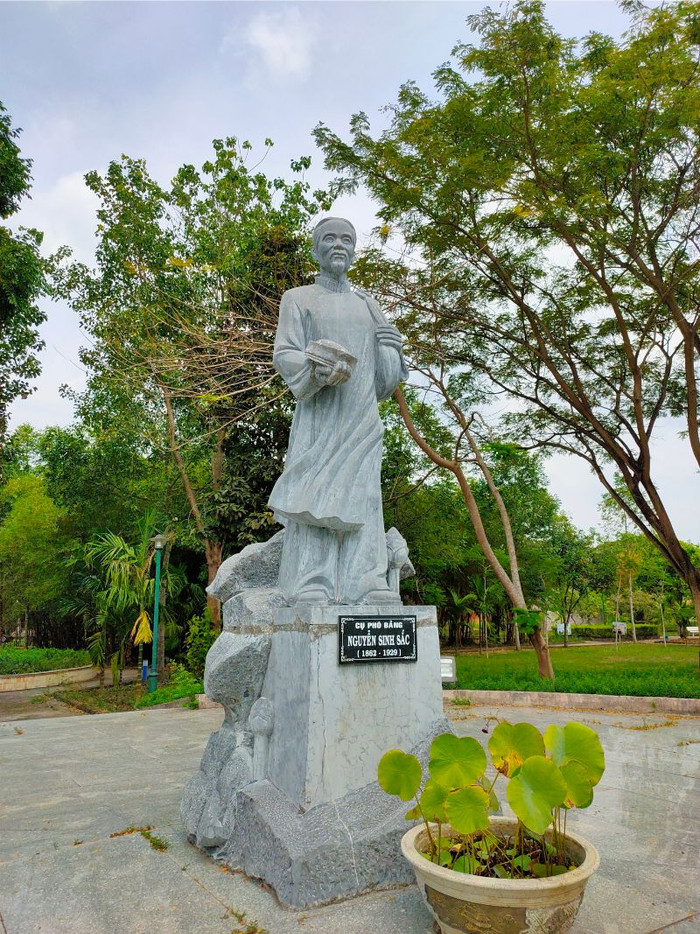 Bức tượng cụ Phó bảng Nguyễn Sinh Sắc làm bằng đá đặt trong khuôn viên. Ảnh: Chapi