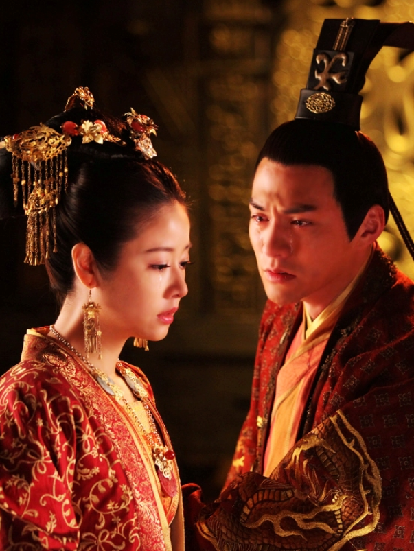 Nhắc đến phim cổ trang từng gây sốt đầu thập niên 2010, không thể bỏ qua Khuynh Thế Hoàng Phi. Phim xoay quanh Mã Phức Nhã, một công chúa phải chứng kiến gia quốc biến động và bước vào con đường đầy âm mưu, quyền lực. Trên hành trình ấy, nàng gặp ba người đàn ông có ảnh hưởng lớn đến cuộc đời mình. Sự xuất hiện của Lâm Tâm Như, Hoắc Kiến Hoa, Nghiêm Khoan và Hồng Tiểu Linh từng tạo nên sức hút đặc biệt cho bộ phim. Không chỉ có cung đấu, Khuynh Thế Hoàng Phi còn hấp dẫn bởi những mối tình vừa ngọt ngào vừa đau khổ, khi tình yêu luôn bị đặt giữa tham vọng và vận mệnh quốc gia.