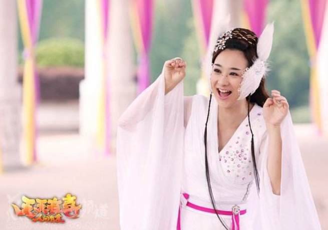 Nếu nhắc đến phim cổ trang thần thoại từng khiến khán giả Việt cày đi cày lại, Thiên Thiên Hữu Hỷ chắc chắn là cái tên khó bỏ qua. Phim kể về những mối duyên giữa con người và hồ ly, nổi bật là chuyện tình của Lưu Phong và Cửu Muội. Một bên là chàng tiều phu hiền lành, một bên là cô nàng hồ ly tinh nghịch, từ những cuộc gặp gỡ đầy trớ trêu dần nảy sinh tình cảm. Điểm khiến phim hấp dẫn nằm ở sự pha trộn giữa hài hước, tình cảm, thần thoại và những màn trừ yêu. Dàn nhân vật đông đảo với tính cách khác biệt cũng tạo nên vô số tình huống khiến khán giả vừa cười vừa hồi hộp. Sau thành công của phần đầu, Thiên Thiên Hữu Hỷ Chi Nhân Gian Hữu Ái tiếp tục đưa khán giả trở lại thế giới hồ ly, yêu quái và những mối tình nhiều trắc trở.