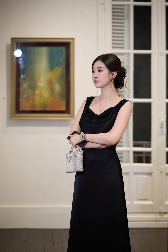 Hoa hậu Đỗ Mỹ Linh gây ấn tượng với vẻ đẹp thanh lịch, dịu dàng.