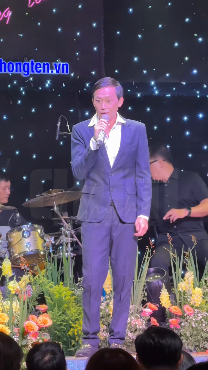 Hình ảnh NSƯT Hoài Linh mặc vest đi hát tại một phòng trà mới đây. (Ảnh chụp màn hình TikTok Bí Mật Vbiz)