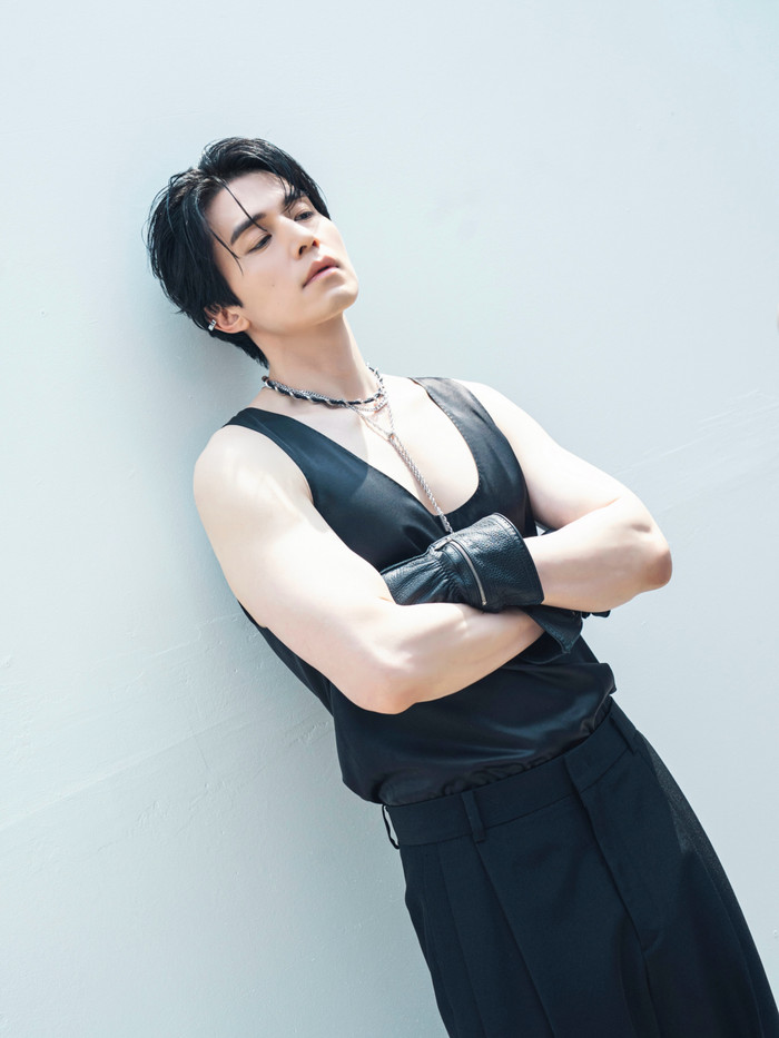 Lee Dong Wook gây ấn tượng với vóc dáng săn chắc, cơ bắp.
