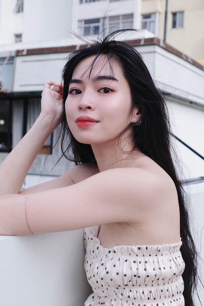 Khánh Vân 'Mắt Biết' diện áo quây khoe vẻ ngoài gợi cảm Ảnh 2